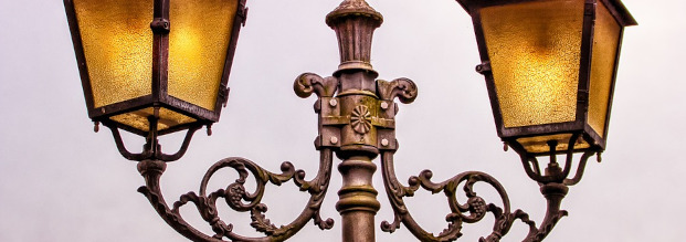 κτίριο Liston στην Κέρκυρα με παραδοσιακά φανάρια