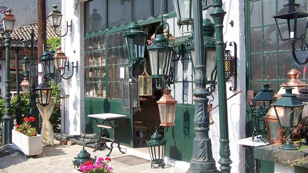 εικόνα της βιτρίνας του εργαστηρίου του Δημήτρη Πουλημένου